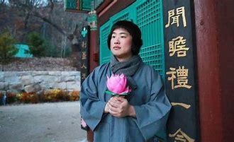 《请回答1988》第九集,金正峰留在寺庙出家时期,曾手捧一盏莲花灯站在